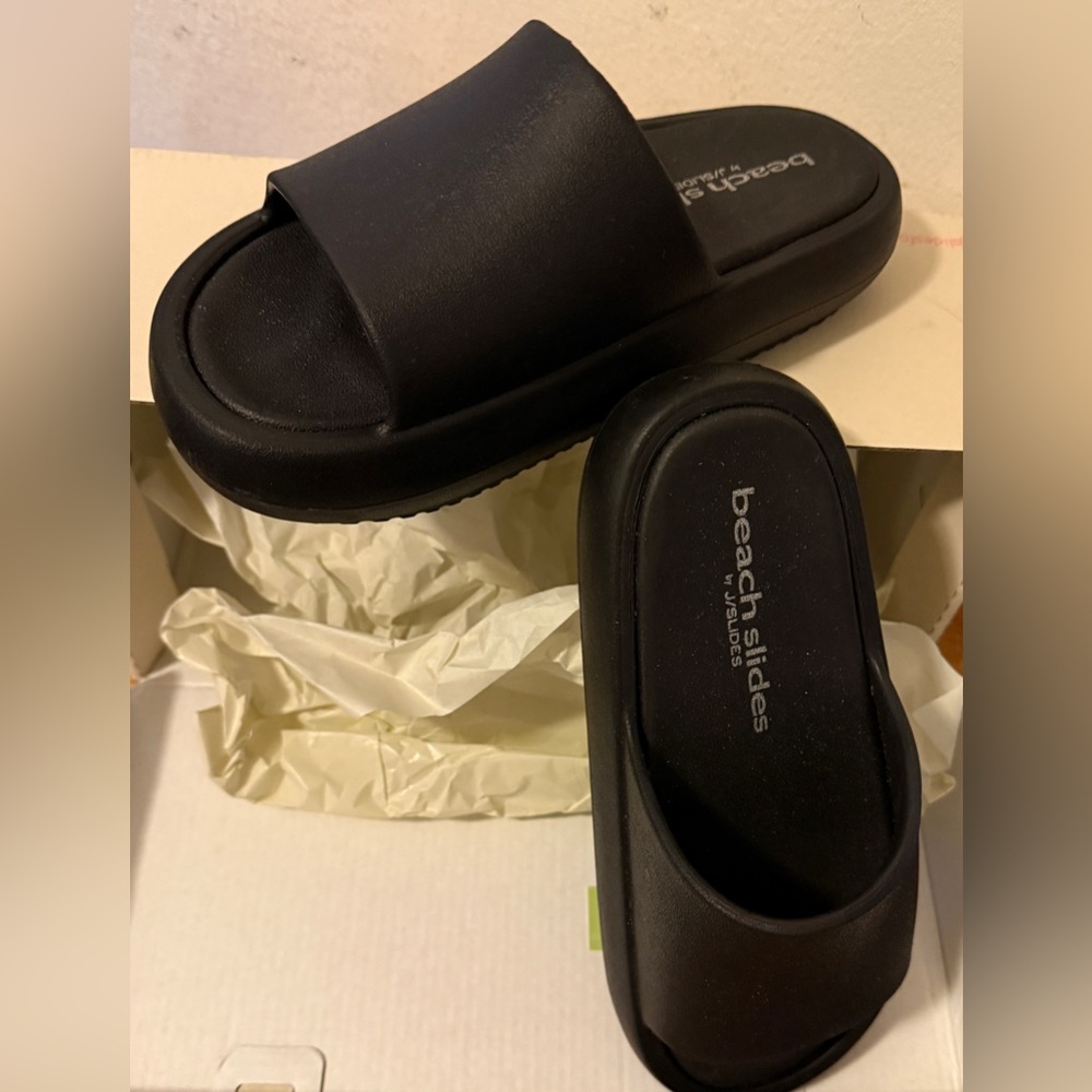 Black Beachslides Sandals NEW in BOX torn in pics THE BOX Size 7